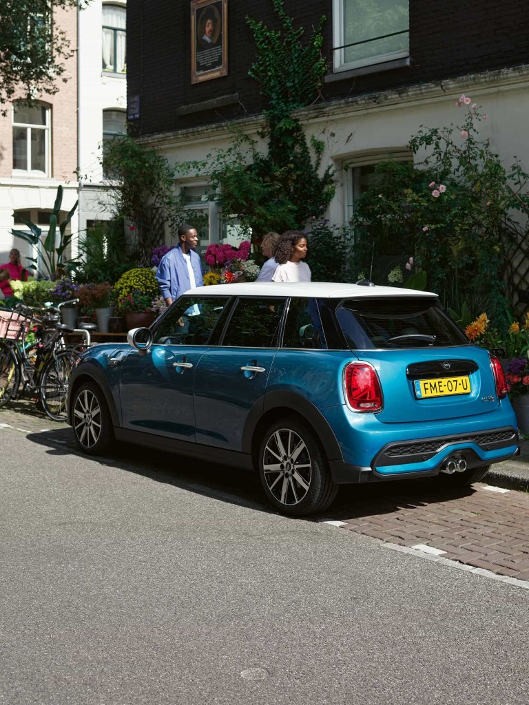 New MINI 5-door hatch – blue and white – front view