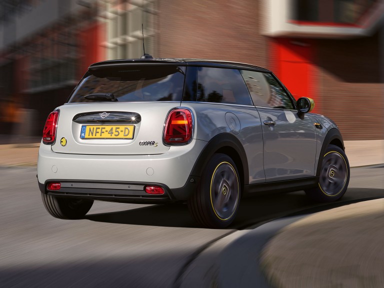 MINI 3 portes Cooper SE – feux arrière à LED – Union Jack