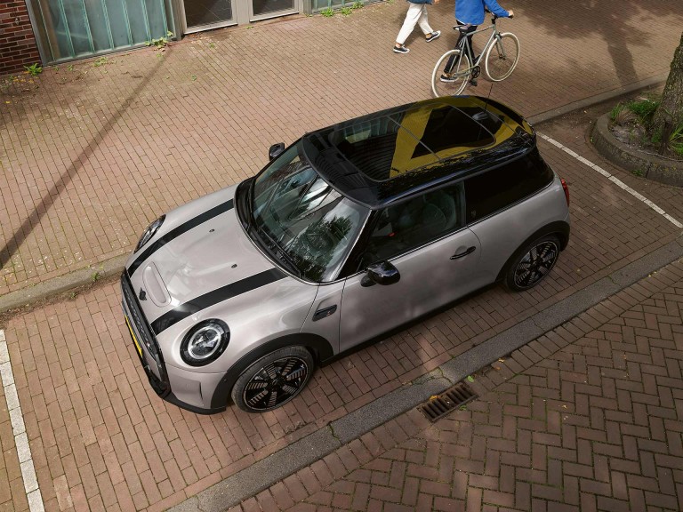 MINI Hatch 3 portes – gris et noir – toit ouvrant panoramique en verre