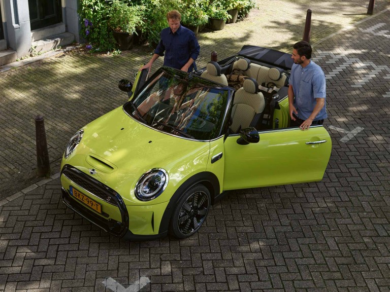 MINI Cabrio – jaune – vue avant