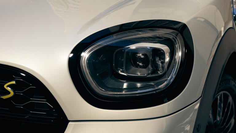 Nouveau MINI Cooper SE Countryman  – phares avant adaptatifs – technologie matricielle