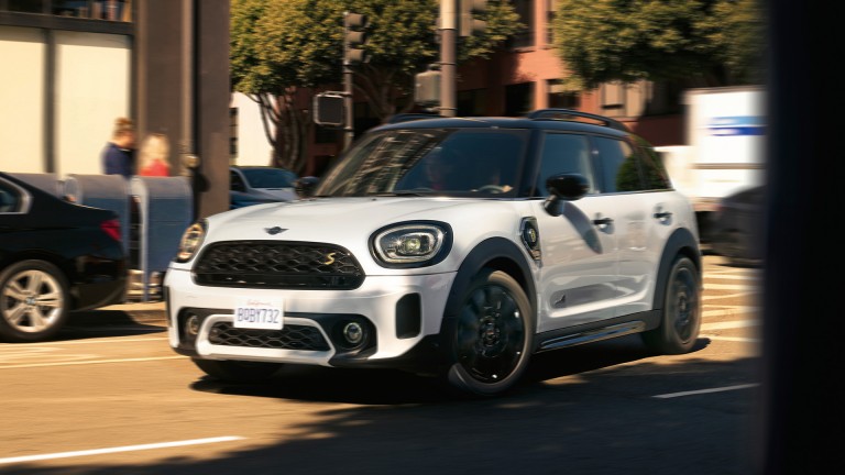 MINI Cooper SE Countryman All4 – vue latérale avant argent et noir – comparaison des modèles